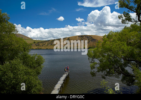 Mountainbiker auf See Hayes Schaltung, Lake Hayes, in der Nähe von Queenstown, Otago, Südinsel, Neuseeland Stockfoto