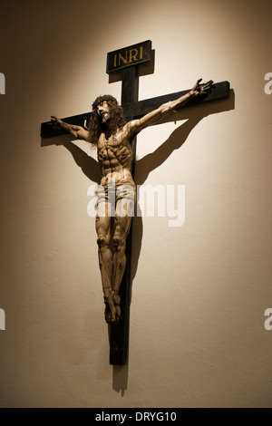 Statue von Jesus Christus am Kreuz im Inneren der Kathedrale Basilica von Str. Francis von Assisi. Stockfoto