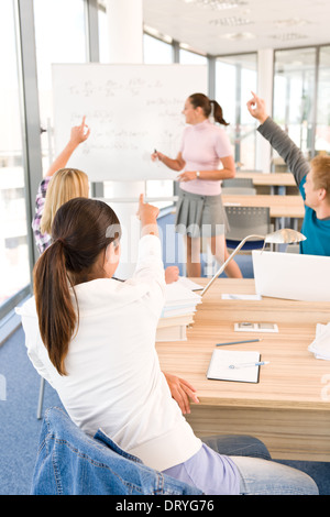 Schülerinnen und Schüler Hände erhebend Stockfoto