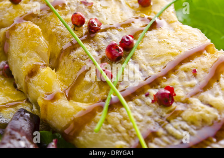 ein Fisch mit Balsamico Creme diejenigen gebraten Stockfoto