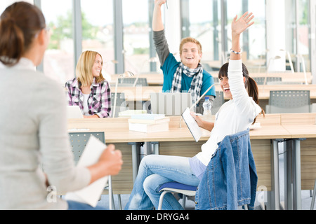 Schülerinnen und Schüler Hände erhebend Stockfoto