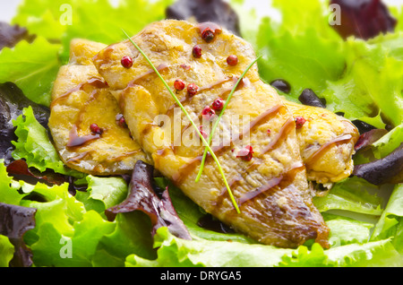 ein Fisch mit Balsamico Creme diejenigen gebraten Stockfoto