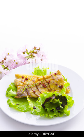 ein Fisch mit Balsamico Creme diejenigen gebraten Stockfoto