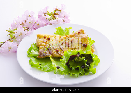 ein Fisch mit Balsamico Creme diejenigen gebraten Stockfoto