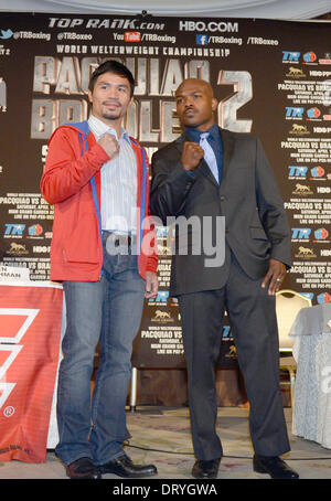 Beverly Hills CA. USA. 4. Februar 2014.  Profi Boxer Timothy Bradley(R) posieren mit Manny Pacquiao Dienstag während einer Presse-Konferenz. Die beiden werden am 12. April im MGM Grand Hotel in Las Vegas NV kämpfen. Foto von Gene Blevins/LA DailyNews/ZumaPress (Credit-Bild: © Gene Blevins/ZUMAPRESS.com) Credit: ZUMA Press, Inc./Alamy Live News Stockfoto