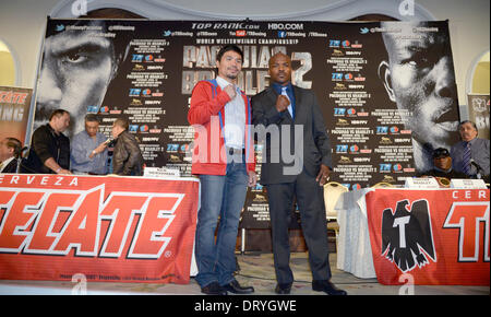 Beverly Hills CA. USA. 4. Februar 2014.  Profi Boxer Timothy Bradley(R) posieren mit Manny Pacquiao Dienstag während einer Presse-Konferenz. Die beiden werden am 12. April im MGM Grand Hotel in Las Vegas NV kämpfen. Foto von Gene Blevins/LA DailyNews/ZumaPress (Credit-Bild: © Gene Blevins/ZUMAPRESS.com) Credit: ZUMA Press, Inc./Alamy Live News Stockfoto