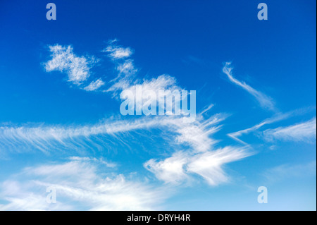 Ungewöhnliche weiße Wolken vor einem strahlend blauen Himmel Colorado Stockfoto
