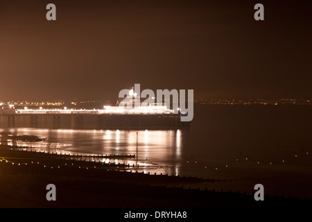 Schöne Küste und Eastbourne Pier in der Nacht. Eastbourne, East Sussex, Großbritannien. Stockfoto