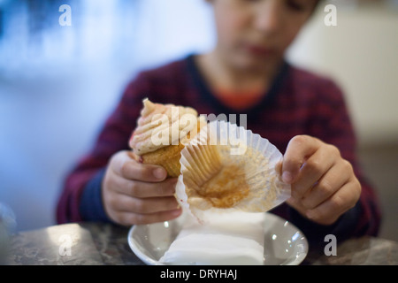 Kind Cupcake Essen Stockfoto