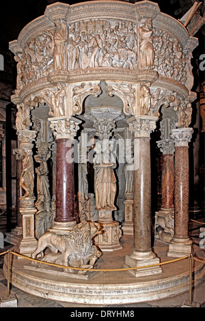 Kanzel (oder Pergamo) von Giovanni Pisano in der Kathedrale; Pisa, Italien Stockfoto