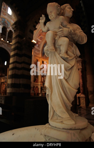 Pisa, Dom, Madonna mit Jesuskind, Statue aus weißem Marmor Stockfoto