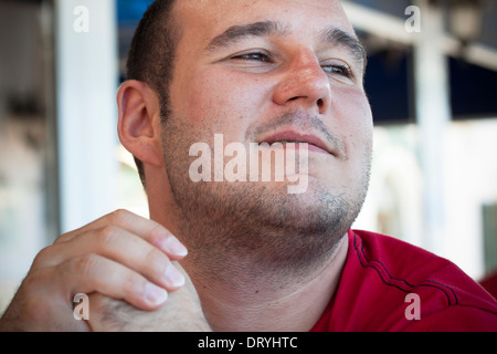 Nahaufnahme eines jungen positiv denkenden Menschen. Stockfoto