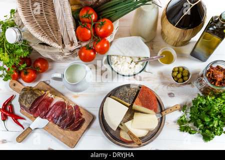 Korb voll mit Gemüse und verschiedenen frisch produzieren Stockfoto