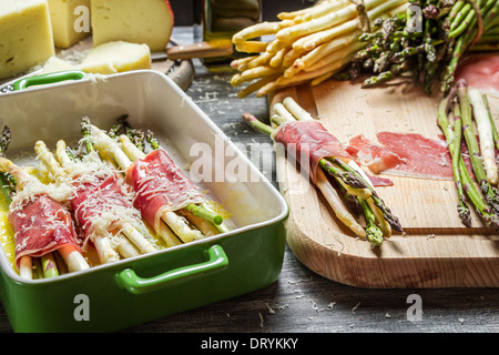 Zubereitung Spargel mit Schinken und Käse Stockfoto