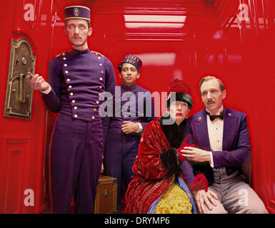 HANDOUT - ein undatiertes Filmfestspiele Berlin Handout Foto von Martin Scali zeigt die Schauspieler Paul Schlase (L-R) als Igor, Tony Revolori als Null Moustafa, Tilda Swinton als Madame D. und Ralph Fiennes als M. Gustave in einer Szene des Films "The Grand Budapest Hotel". Der Film öffnet die internationalen Filmfestspiele Berlin am 6. Februar 2014. Foto: Martin Scali/Twentieth Century Fox/Berlinale HANDOUT / EDITORIAL/obligatorischen verwenden CREDIT/kein Vertrieb/Nutzung nur bis 15. März 2014 Stockfoto