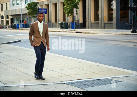Junge erfolgreiche African - American Business Mann zu Fuß in die Stadt Stockfoto