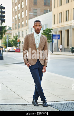 Junge erfolgreiche African - American Business Mann zu Fuß in die Stadt Stockfoto
