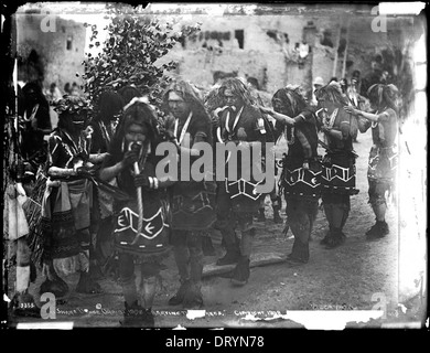 Eine Linie des Tanzes Braves in der Hopi Snake Dance Zeremonie in seiner Höhe, Oraibi, Arizona, ca.1898 Stockfoto