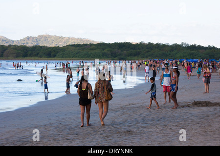 Urlaub Massen gehen und hängen bei Sonnenuntergang und Dämmerung in Playa Tamarindo, Guanacaste, Costa Rica Stockfoto