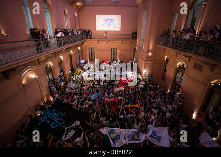 Buenos Aires, Argentinien. 4. Februar 2014. Argentiniens Präsidentin Cristina Fernandez befasst sich mit den Teilnehmern während der Bekanntgabe der Erhöhung der Jubel und die Zuordnung für die Schule Hilfe im Regierungspalast in Buenos Aires Stadt, Hauptstadt von Argentinien, am 4. Februar 2014. Bildnachweis: Martin Zabala/Xinhua/Alamy Live-Nachrichten Stockfoto