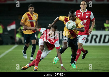 Bogota, Kolumbien. 4. Februar 2014. Francisco Meza (Front L) der Santa Fe von Kolumbien wetteifert um den Ball mit Duvier Riascos (vorne R) von Morelia Mexiko während des Spiels die Copa Libertadores in Bogota, der Hauptstadt Kolumbiens, am 4. Februar 2014. Bildnachweis: Jhon Paz/Xinhua/Alamy Live-Nachrichten Stockfoto