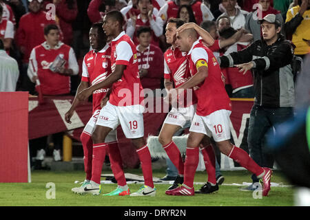 Bogota, Kolumbien. 4. Februar 2014. Spieler der Santa Fe von Kolumbien feiern nach seinem Tor während des Spiels von der Copa Libertadores gegen Morelia von Mexiko in Bogota, der Hauptstadt Kolumbiens, am 4. Februar 2014. Bildnachweis: Jhon Paz/Xinhua/Alamy Live-Nachrichten Stockfoto