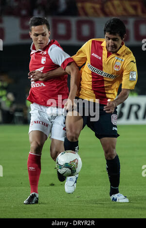 Bogota, Kolumbien. 4. Februar 2014. Luis Seijas (L) der Santa Fe von Kolumbien wetteifert um den Ball mit Ignacio Gonzalez Espinoza von Morelia Mexiko während des Spiels die Copa Libertadores in Bogota, der Hauptstadt Kolumbiens, am 4. Februar 2014. Bildnachweis: Jhon Paz/Xinhua/Alamy Live-Nachrichten Stockfoto