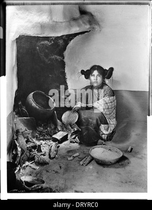 Ein Hopi Mädchen Trocknung Maismehl in einen Kamin im Mishongnovi (Mashonguavi) oder Oraibi, Arizona, 1898 Stockfoto