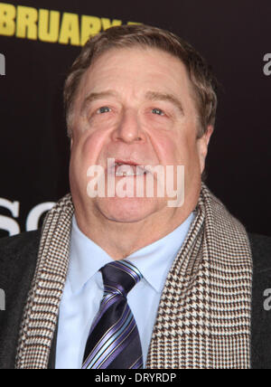 4. Februar 2014 - New York, New York, US - Schauspieler JOHN GOODMAN besucht die New Yorker Premiere von "The Monuments Men" im Ziegfeld Theatre statt. (Bild Kredit: Nancy Kaszerman/ZUMAPRESS.com ©) Stockfoto