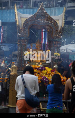 Bangkok Thailand. 4 Fabuary 2014. Menschen während der Gebete am Erawan Schrein an der Rajprasong Kreuzung. Thailands politische Dauerkrise Kosten könnte das Land 30 Milliarden Baht (923 Millionen bis 1,2 Milliarden US-Dollar) in diesem Jahr seit drei Monaten Proteste gegen die Regierung in Bangkok verloren Tourismus. Stockfoto