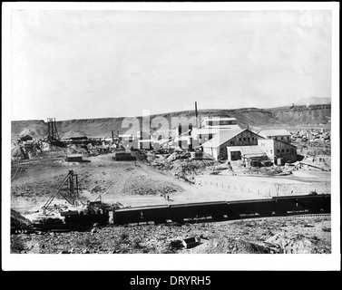 Ein Zug vor einer Kombination Mine, Goldfield, Nevada, ca.1905 Stockfoto