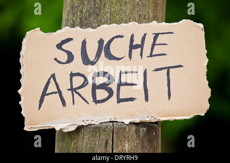 Karton Schild mit dem deutschen Begriff Suche Arbeit (in englischer Sprache auf der Suche nach einen Job) Stockfoto