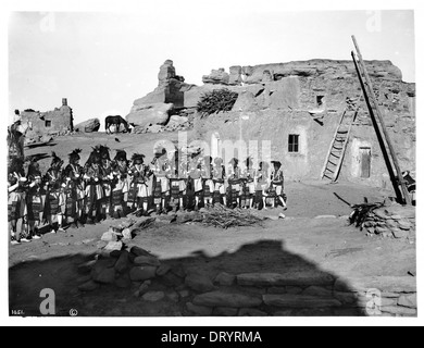 Antilope-Priester, die Abfahrt von der Kiva für Schlangentanz der Hopi in das Dorf Mishongnovi, ca.1901 Stockfoto