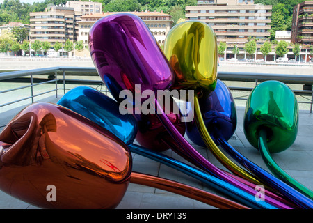 Ein Blick auf die Skulptur des amerikanischen Künstlers Jeff Koons als Tulpen, bekannt.  Guggenheim Museum Bilbao, Bilbao, Spanien. Stockfoto