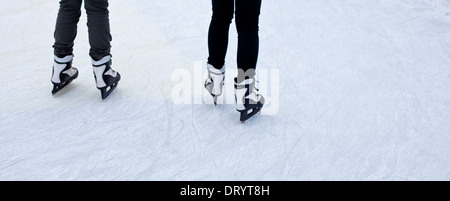 Menschen, die auf Eisbahn Schlittschuh laufen Stockfoto