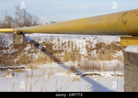 Pipeline über gefrorenen Fluss Stockfoto