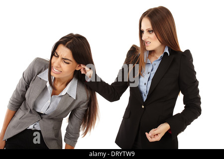 Porträt der Geschäftsfrau ziehen Kollegen Ohr isoliert auf weiss Stockfoto