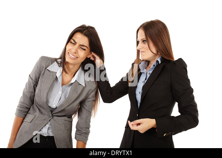 Porträt der Geschäftsfrau ziehen Kollegen Ohr isoliert auf weiss Stockfoto