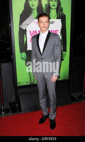 Los Angeles, CA, USA. 4. Februar 2014. Cameron Monaghan im Ankunftsbereich für VAMPIRE ACADEMY Premiere, Regal Kinos LA LIVE Stadion 14, Los Angeles, CA 4. Februar 2014. Bildnachweis: Elizabeth Goodenough/Everett Collection/Alamy Live-Nachrichten Stockfoto