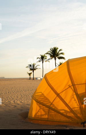 Sonnenaufgang am Ft Lauderdale Beach mit der Sonne auf einen Farbton für Liegestühle. Stockfoto