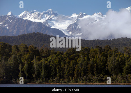 Südalpen von Okarito Lagoon mit Mount Cook auf der rechten Seite und die etwas niedrigere Mount Tasman gesehen auf der linken Seite Stockfoto