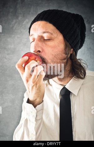 Kaufmann Essen roten Apfel. Gesunde Ernährung-Konzept. Stockfoto