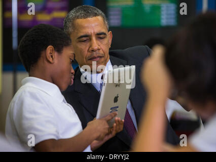 Adelphi, Maryland, USA. 4. Februar 2014. US-Präsident Barack Obama Touren Klasse eine siebte Klassenzimmer, die Technologie nutzt, um studentische Lernerfahrung vor liefern Hinweise auf Initiative angeschlossen an Buck Lodge Middle School in Adelphi, Maryland, USA, 4. Februar 2014 zu verbessern. Verbunden, ist Präsident Obama Initiative, alle Schulen in das digitale Zeitalter mit Breitband- und Wireless-Technologie zu bringen. Bildnachweis: JIM LOSCALZO /Pool über CNP/Dpa/Alamy Live News Stockfoto