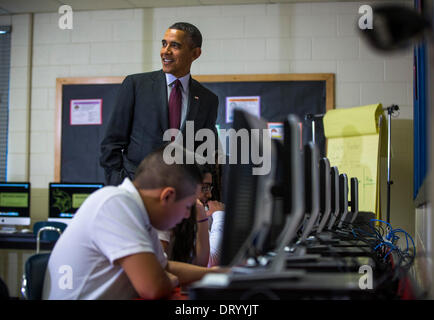 Adelphi, Maryland, USA. 4. Februar 2014. US-Präsident Barack Obama Touren Klasse eine siebte Klassenzimmer, die Technologie nutzt, um Schülers Lernerfahrung vor liefern Hinweise auf Initiative angeschlossen an Buck Lodge Middle School in Adelphi, Maryland, USA, 4. Februar 2014 zu verbessern. Verbunden, ist Präsident Obama Initiative, alle Schulen in das digitale Zeitalter mit Breitband- und Wireless-Technologie zu bringen. Bildnachweis: JIM LOSCALZO /Pool über CNP/Dpa/Alamy Live News Stockfoto