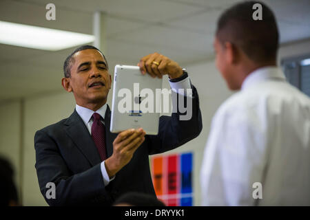 Adelphi, Maryland, USA. 4. Februar 2014. US-Präsident Barack Obama nutzt eine iPad mit Rekord eine siebte Grader in einem Klassenzimmer, die Technologie nutzt, um studentische Lernerfahrung vor liefern Hinweise auf Initiative angeschlossen an Buck Lodge Middle School in Adelphi, Maryland, USA, 4. Februar 2014 zu verbessern. Verbunden, ist Präsident Obama Initiative, alle Schulen in das digitale Zeitalter mit Breitband- und Wireless-Technologie zu bringen. Bildnachweis: JIM LOSCALZO/Pool über CNP/Dpa/Alamy Live News Stockfoto