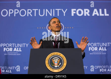 Adelphi, Maryland, USA. 4. Februar 2014. US-Präsident Barack Obama liefert Hinweise auf Initiative angeschlossen an Buck Lodge Middle School in Adelphi, Maryland, USA, 4. Februar 2014. Verbunden, ist Präsident Obama Initiative, alle Schulen in das digitale Zeitalter mit Breitband- und Wireless-Technologie zu bringen. Bildnachweis: JIM LOSCALZO / Pool über CNP/Dpa/Alamy Live News Stockfoto