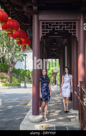 Frauen tragen traditionelle Cheongsam Kleid in Kowloon Walled City, Kowloon, Hong Kong, China Stockfoto
