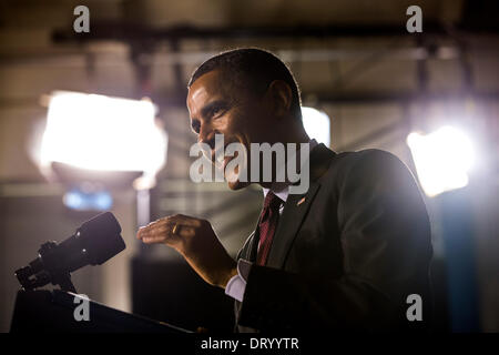 Adelphi, Maryland, USA. 4. Februar 2014. US-Präsident Barack Obama liefert Hinweise auf Initiative angeschlossen an Buck Lodge Middle School in Adelphi, Maryland, USA, 4. Februar 2014. Verbunden, ist Präsident Obama Initiative, alle Schulen in das digitale Zeitalter mit Breitband- und Wireless-Technologie zu bringen. Bildnachweis: JIM LOSCALZO / Pool über CNP/Dpa/Alamy Live News Stockfoto