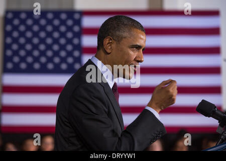 Adelphi, Maryland, USA. 4. Februar 2014. US-Präsident Barack Obama liefert Hinweise auf Initiative angeschlossen an Buck Lodge Middle School in Adelphi, Maryland, USA, 4. Februar 2014. Verbunden, ist Präsident Obama Initiative, alle Schulen in das digitale Zeitalter mit Breitband- und Wireless-Technologie zu bringen. Bildnachweis: JIM LOSCALZO / Pool über CNP/Dpa/Alamy Live News Stockfoto