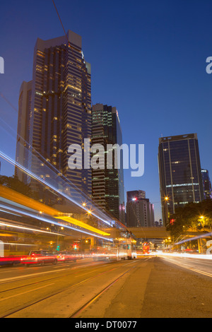 Lichter der Straßenbahn entlang der Straße, Admiralität, Hong Kong Island, Hongkong Stockfoto